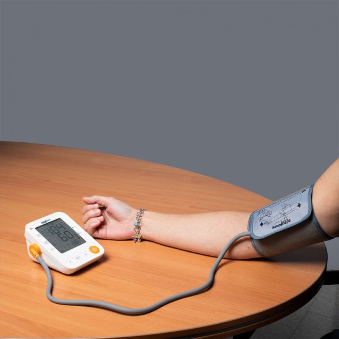 Tensiómetro con Voz y Pantalla LCD Grande | Medidor de Presión Arterial y Pulso | Brazalete 22–45 cm - Imagen 2
